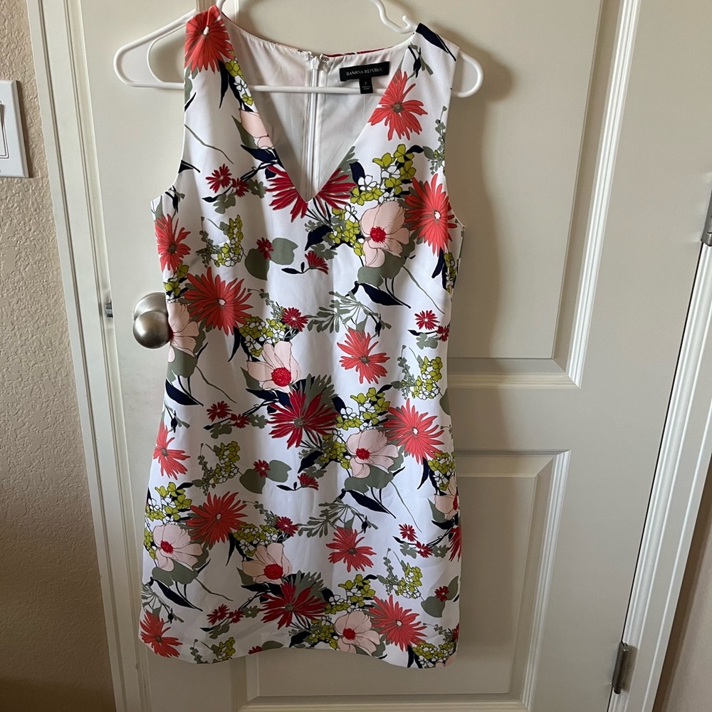 NWT FLORAL V NECK SHEATH DRESS FROM BR